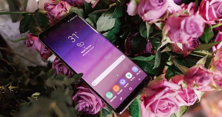 Một chiếc smartphone thời thượng cũng là món quà 8/3 phù hợp đê rlaays lòng chị em làm việc văn phòng.