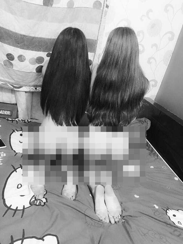 Không chỉ là khoe mông tại các điểm du lịch, khi sang tới Việt Nam, trào lưu này bị biến tướng theo hướng phản cảm khi các bạn nữ "phô" những bức ảnh "ở chuồng" khoe vòng ba lõa lồ của mình gây nhức mắt CĐM.