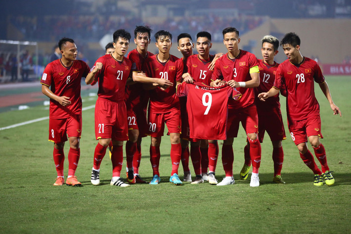 Cụ thể sau khi bàn thắng mở tỷ số của Tiến Linh được thực hiện trong trận đấu giữa ĐT Việt Nam và Campuchia ở lượt trận cuối vòng bảng AFF Cup 2018, các cầu thủ Việt Nam đã giương cao chiếc áo số 9 đồng đội.
