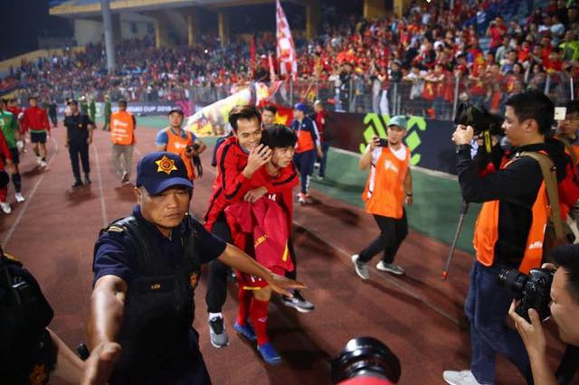 Công Phượng ở cùng phòng với Văn Toàn từ năm 11-12 tuổi, khi mới lên học viện HAGL. Sau trận đấu với Campuchia, Phượng chạy tới cõng Văn Toàn vào phòng thay đồ cùng toàn đội.