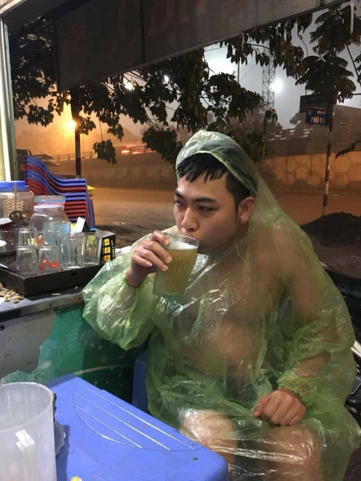 Mưa mấy thì mưa nhưng việc uống bia là không thể đừng được.