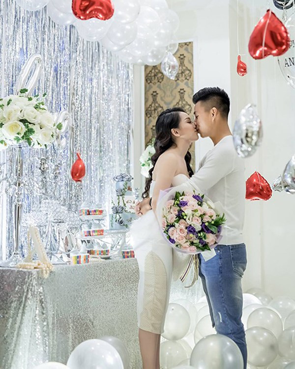 Theo đó, Văn Thanh đã tặng một nhẫn cho Bảo Trân nhân ngày Valentine (lễ tình nhân 14/2). Món quà này đã khiến cho Bảo Trân vỡ òa trong hạnh phúc.