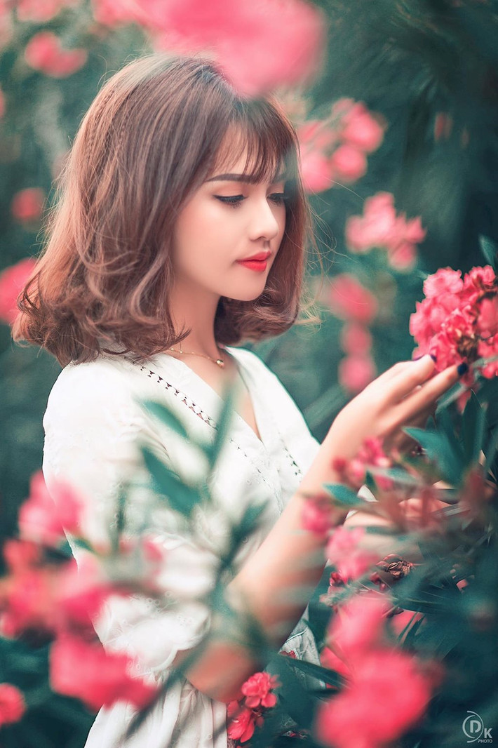 Điểm cộng cho Khánh Huyền trong mắt nhiều người đó là các số đo cơ thể chuẩn mực. "Để có thân hình cân đối như hiện tại, mình đã tự cân đối khẩu phần ăn của mình theo hướng khoa học nhất kết hợp với thể dục. Mình thấy lối sống khoa học này không chỉ giúp mình có được vẻ ngoài tươi tắn, cân đối mà quan trọng hơn là sức khỏe, tinh thần lạc quan". Khánh Huyền chia sẻ.