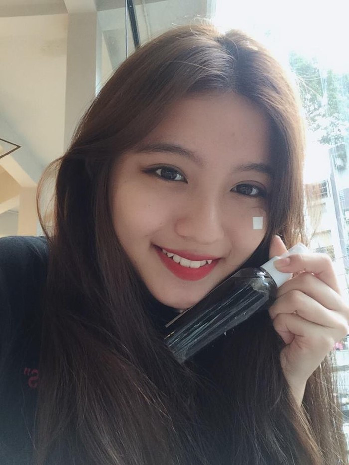 Mới đây, thiếu nữ Sài thành này tham gia cuộc thi "Tìm kiếm gương mặt áo dài nữ sinh Việt Nam" và có lượt vote áp đảo so với các thí sinh khác với hơn 11.000 bình chọn. Với chiều cao ấn tượng 1m70, Phương Vy được kỳ vọng sẽ trở thành một siêu mẫu hoặc là một cô hoa hậu trong tương lai.