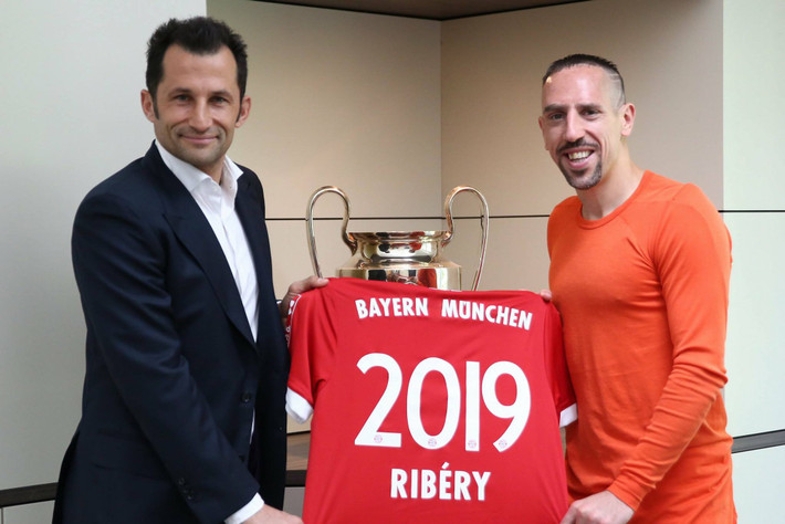 Chuyển nhượng cầu thủ từ Đức, Bayern đã chính thức gia hạn hợp đồng thêm một mùa với Frank Ribery. Hợp đồng mới của anh có giá trị đến hết mùa giải 2018-2019.