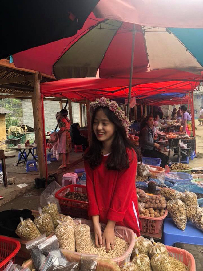 Mặc dù đang phụ giúp gia đình bán hàng, nhưng chỉ cần có người xin chụp ảnh cùng, nữ sinh Hà Giang vẫn vui vẻ tạo dáng và gây thiện cảm với mọi người.