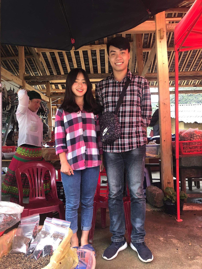 Hiện các phượt thủ vẫn thi nhau khoe những khoảnh khắc đẹp chụp cùng cô bé H’Mông Vàng Thị Sinh trong lần ghé thăm huyện vùng cao Hà Giang.