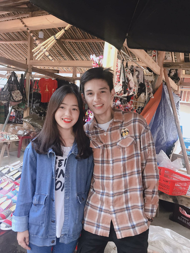 Nữ sinh H'Mông được dân phượt khoe ảnh trên MXH thời gian qua đó là Vàng Thị Sinh. Cô gái này từng nổi tiếng khi bị chụp trộm lúc đang bán hàng cho mẹ tại khu chợ ở Hà Giang và nhanh chóng được dân mạng đặt nickname đó là "em gái bán lê", hay "hot girl bán ổi Hà Giang".