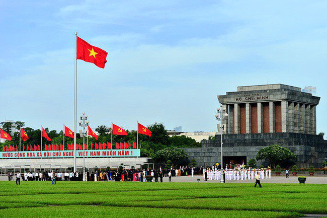 Lăng Chủ tịch Hồ Chí Minh, hay còn gọi là Lăng Hồ Chủ tịch, Lăng Bác, là nơi đặt thi hài của chủ tịch Hồ Chí Minh. Lăng Chủ tịch Hồ Chí Minh được chính thức khởi công ngày 2 tháng 9 năm 1973, tại vị trí của lễ đài cũ giữa Quảng trường Ba Đình, nơi Người đã từng chủ trì các cuộc mít tinh lớn.