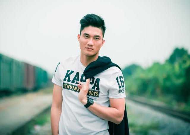 Văn Hoàng gây ấn tượng nhờ gương mặt điển trai cùng chiều cao 1m86 và thuộc hàng tốt nhất ĐT Việt Nam trong giai đoạn này.