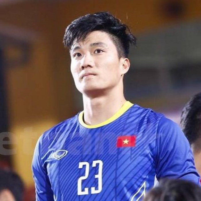 Văn Hoàng được nhiều NHM bày tỏ sự yêu mến và khen ngợi vẻ ngoài. Trên trang cá nhân của mình, thủ môn này có 30.000 lượt follow.