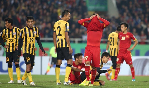 2 năm sau, Việt Nam bước vào AFF Cup 2010 với vị thế ĐKVĐ giải và được thi đấu trên sân nhà. Nhưng khi vào bán kết, thầy trò HLV Calisto bất ngờ thua 0-2. Lượt về trên sân Mỹ Đình, ĐT Việt Nam không thể ghi bàn, ngậm ngùi dừng bước trước chung kết.