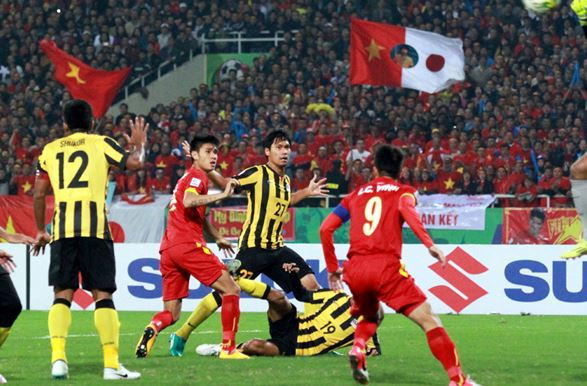 Lần đầu tiên vào năm 2007, tại bán kết lượt đi, đội tuyển Việt Nam thất bại 0-2 trước sự cổ vũ của hơn 40.000 khán giả nhà trên SVĐ Mỹ Đình. Trong trận lượt về sau đó 4 ngày, Việt Nam không thể ghi bàn vào lưới Thái Lan, chấp nhận trận hòa 0-0 và ngậm ngùi dừng bước ở vòng bán kết.