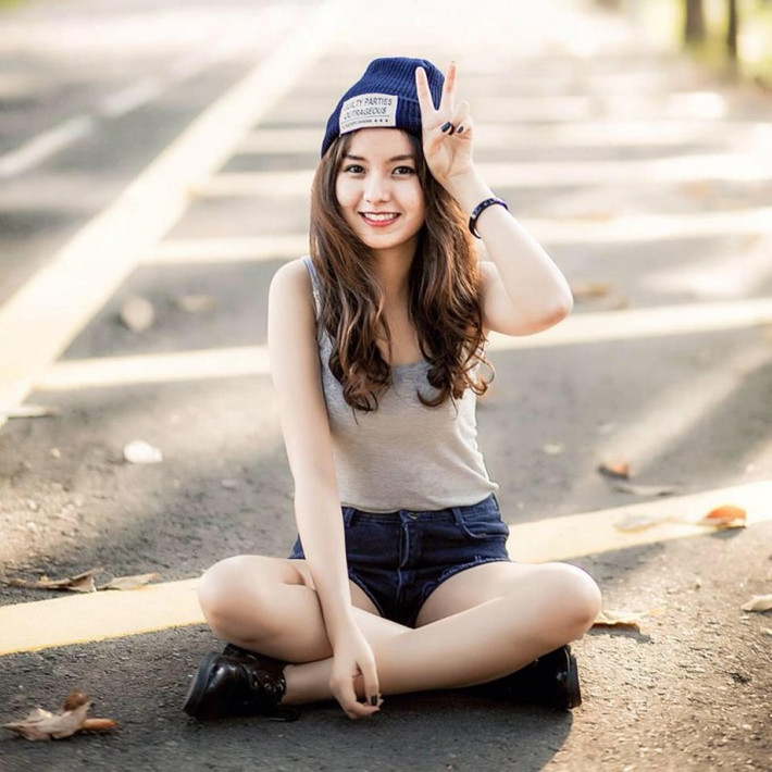 Chia sẻ về mẫu bạn trai lý tưởng, Hồng Hạnh tâm sự chỉ cần một người yêu thương mình là đủ. "Ai cũng nghĩ mình chắc yêu cầu cao lắm, nhưng mình quan niệm không cần đẹp trai nhà giàu, chỉ cần họ thương mình, biết vì mình mà cố gắng là hạnh phúc nhất rồi".