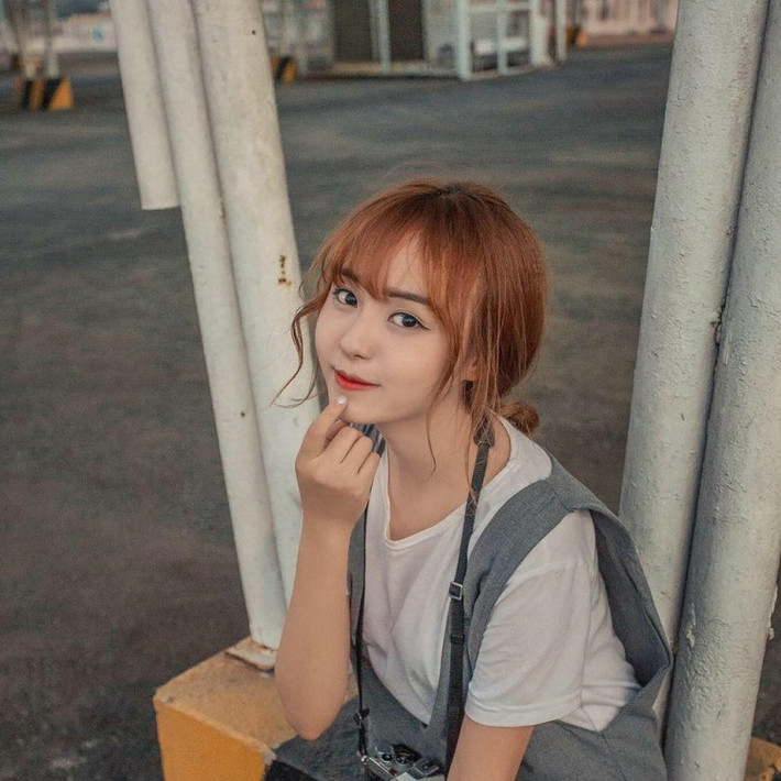 Sở hữu ngoại hình nổi bật dù không tham gia nghệ thuật nhưng Hồng Hạnh vẫn có lượng fan khá hùng hậu không chỉ có trong trường mà còn cả trên MXH.