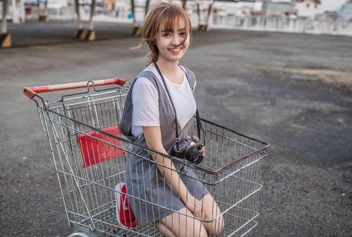 Tin buồn cho các anh em đang có ý định, điền tên Hồng Hạnh vào danh sách "gây thương nhớ" đó là cô bạn này đã có bạn trai. Mặc dù yêu xa, người Sài Gòn - người Biên Hòa, đôi trẻ luôn dành cho nhau nhiều tình cảm. Cô nàng vui vẻ tiết lộ còn từng học chơi game để cả hai có cùng sở thích.
