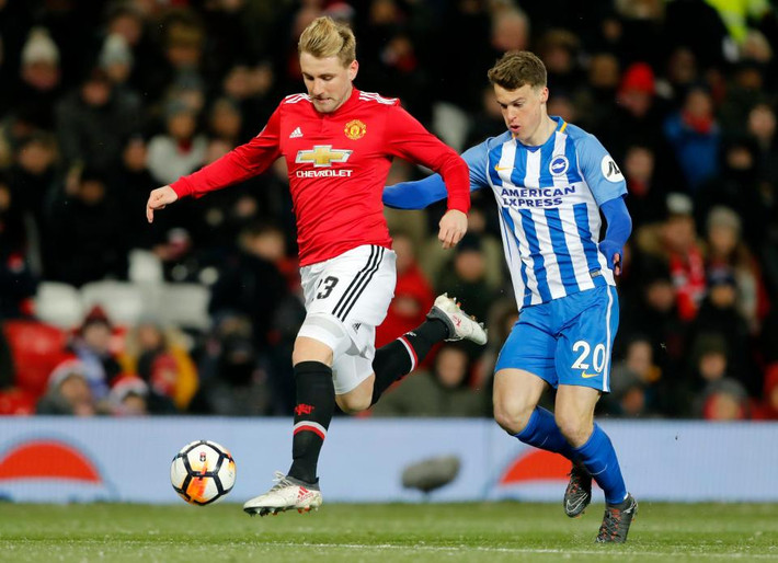 Chuyển nhượng bóng đá từ M.U, tương lai của Luke Shaw càng trở nên mờ mịt sau khi anh bị thầy Mourinho mắng xối xả, thay ra khỏi sân ngay sau khi kết thúc hiệp 1 trận gặp Brighton.