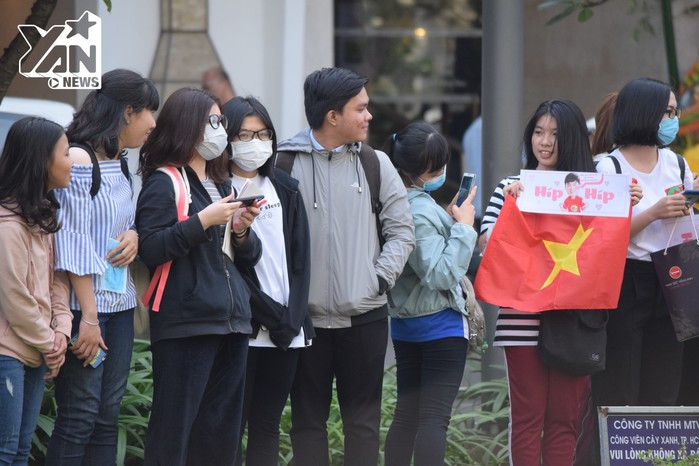 Rất nhiều fan hâm mộ đội trưởng Xuân Trường đã chờ sẵn để thấy nụ cười và đôi mắt híp của chàng tiền vệ này. Ảnh trong bài: Zing/ Yan.
