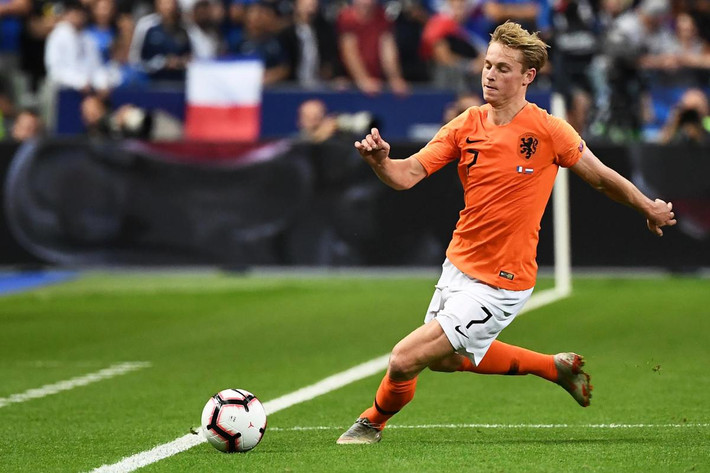 Chuyển nhượng cầu thủ từ Tây Ban Nha, Real Madrid và Barca là hai đội đang chiếm lợi thế hơn cả trong cuộc chiến giành cầu thủ trẻ Frenkie de Jong, người được cả châu Âu mong chờ.