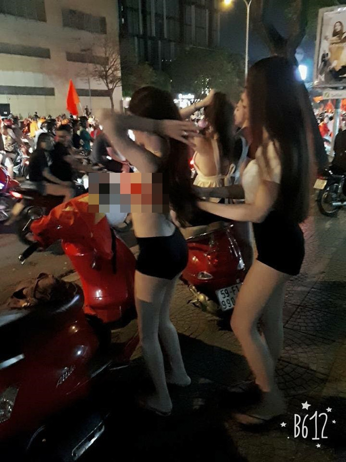 Nhức mắt trước hành động của hai cô gái trên, nhiều người đã phải buông lời bình luận đầy chỉ trích rằng: "Lố lăng, việc dùng cờ Tổ quốc là nội y đã sai rồi, mất hết đi sự linh thiêng. Xong còn ngang nhiên cởi giữa đường để lộ hàng. Nhìn thôi mà buồn nôn, nhân cách quá kém".