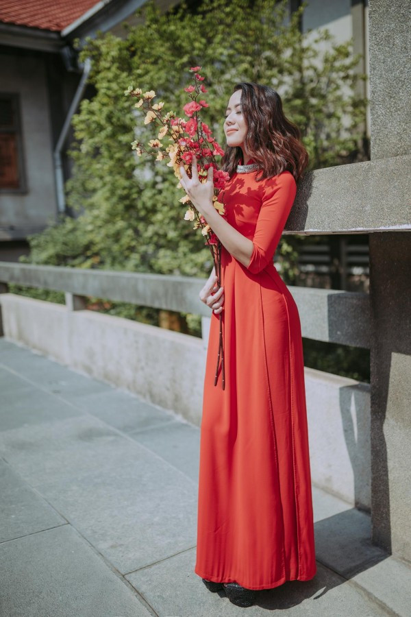 Chiếc áo dài truyền thống giúp các bạn trẻ có thể khoe ra những đường cong nuột nà nhưng không hề phản cảm và nó khiến không biết bao anh chàng phải ngắm nhìn hồi lâu. Ảnh sử dụng trong bài: Sưu tầm Blend & Retouch.