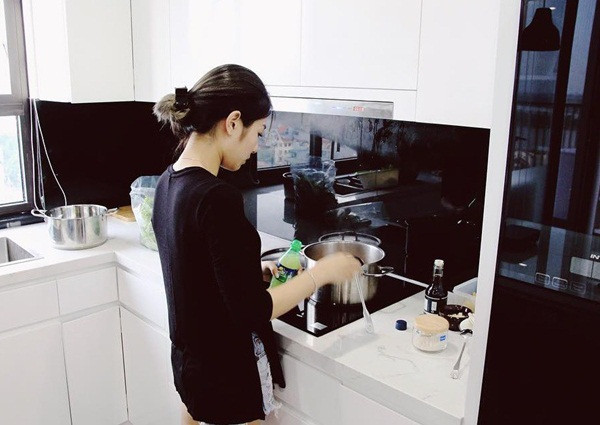 Cặp đôi Trang Lou và Tùng Sơn tích lũy được một số vốn vừa đủ để tậu chiếc Mini Cooper tiền tỷ ở tuổi đôi mươi khiến cộng đồng mạng vô cùng ngưỡng mộ. Nhận xét về cặp trai tài - gái sắc này, nickname Ha Le chia sẻ rằng: "Bằng tuổi Trang với Sơn mình vẫn còn đang lông bông đi kiếm việc mà các bạn đã có được nhà riêng và xế hộp tiền tỉ. Thật đáng ngưỡng mộ!".