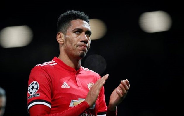 M.U sẽ xem xét lời đề nghị của Everton cho trung vệ Chris Smalling nếu Quỷ đỏ chiêu mộ thành công Samuel Umtiti từ Barcelona.