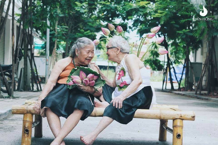 Còn nickname H.G cho rằng: "Nhìn những bức hình của hai cụ con lại nhớ bà ngoại con. Bà kể ngày bà còn trẻ cũng từng mặc áo yếm, bơi thuyền ra hái sen... Hai cụ đẹp lắm ạ. Con chúc hai cụ lúc nào cũng vui vẻ và tràn đầy sức khỏe"