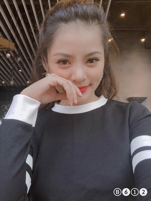 Nhiều người còn tếu táo khi biết mối quan hệ của Văn Hoàng và Hà Thu rằng: "Các cầu thủ U23 Việt Nam giờ có khẩu vị mặn thế? Chắc bị chị này chăn rồi".