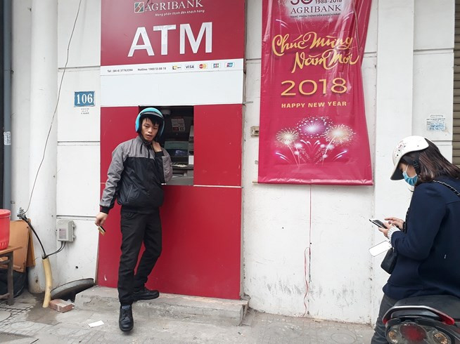 Mặc dù cuối tháng 1/2018, Ngân hàng Nhà nước đã chỉ đạo các tổ chức tín dụng phải đảm bảo cung ứng tiền trong dịp Tết Nguyên đán năm 2018 và hoạt động thông suốt hệ thống máy giao dịch tự động ATM, tuy nhiên tình trạng ATM "chết" vẫn diễn ra phổ biến.