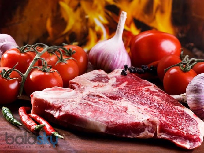 Thịt đỏ: Những người bị bệnh xương khớp cần tránh ăn các loại thịt đỏ như thịt bò, thịt cừu, thịt lợn, thịt dê, thịt bê,... Thịt đỏ có nhiều axit béo omega-6, khi cơ thể tích tụ rất nhiều axit béo omega-6, mức cholesterol và các tế bào mỡ có thể tăng lên, làm cho tình trạng viêm khớp trở nên tồi tệ hơn ở những người bị viêm xương khớp.