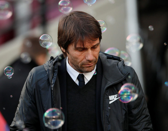HLV Conte không mạnh miệng đòi ông chủ Abramovich vung tiền mua sắm, hoặc than thở như Mourinho. Thay vào đó ông chấp nhận thực tế.