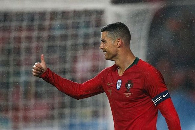 Ronaldo tiếp tục là nhân vật đáng chú ý nhất trong trận cầu tâm điểm ở bảng B đêm nay. Phong độ đỉnh cao, kinh nghiệm trận mạc dày dặn, bản lĩnh ở những màn so tài kinh điển, tất cả tạo nên một thủ lĩnh đích thực cả nghĩa đen lẫn nghĩa bóng nơi siêu sao của Bồ Đào Nha.