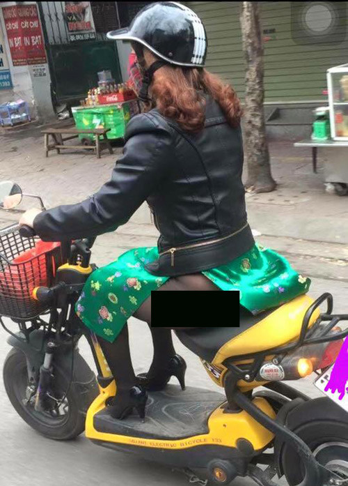 Nhiều trường hợp còn hồn nhiên mặc quần tất kèm với áo dài xẻ cao đến hông.