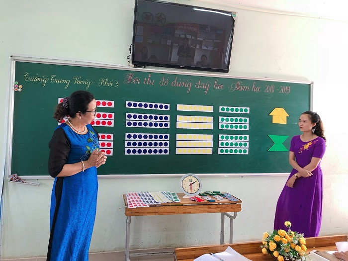 Việc làm quen với và được sử dụng những đồ dùng minh họa trong các tiết dạy giúp học sinh nhanh hiểu bài hơn và hứng thú hơn với việc học.