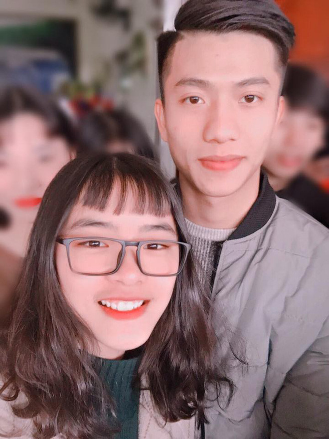 Lợi dụng lúc đám đông đang vây quanh, một cô gái đã không ngần ngại hôn trộm vào cổ chàng cầu thủ đội tuyển U23 Việt Nam này và không quên quay clip ghi lại khoảnh khắc để "khoe chiến tích" lên mạng xã hội.