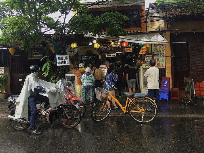 Trong bộ ảnh của mình, Như Ngọc đã cùng chiếc xe đạp lang thang khắp các ngõ ngách của Hội An. Từ những tiệm tên tuổi cho đến những con hẻm nhỏ mang đặc trưng của khu phố cổ này.