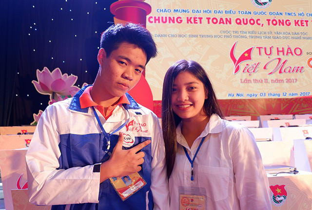 Được biết cô nàng chính là Nguyễn Thị Thúy Ngân sinh năm 1999, hiện đang là sinh viên năm nhất khoa Du lịch, trường ĐH KHXH&NV TPHCM. Ngân cho biết, cô nàng đến trường quay để cổ vũ cho quán quân Đường lên đỉnh Olympia -Trần Nguyễn Nhất Tín. Dù hơn tuổi Tín nhưng cả hai đã chơi thân với nhau được hơn 2 năm.