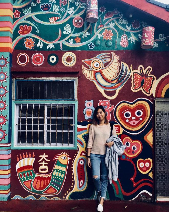Làng Cầu Vồng là ngôi làng màu sắc nhất Đài Loan và cũng là nơi thu hút hàng triệu người tới thăm mỗi năm. Những bức tranh với mảng màu tươi sáng, khắc họa thần tượng nổi tiếng như huyền thoại Lý Tiểu Long hay các loài động vật ngộ nghĩnh đã biến ngôi làng miền Trung xứ Đài trở thành bối cảnh chụp hình tuyệt vời.
