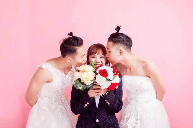 Nói về ý tưởng của mình, Trinh chia sẻ rằng: "Hồi nhỏ xem phim "Thơ ngây" của Hàn, mình thấy cảnh kết cô dâu mặc vest, chú rể mặc váy nên nghĩ sẽ cùng chồng chụp ảnh như vậy, nhưng tới lúc lên xe hoa vẫn không thực hiện được. Mình đặt mục tiêu năm 25 tuổi sẽ chụp một bộ ảnh lưu lại khoảnh khắc tuổi trẻ, muốn chụp cùng bố mẹ và các em để làm kỉ niệm luôn."