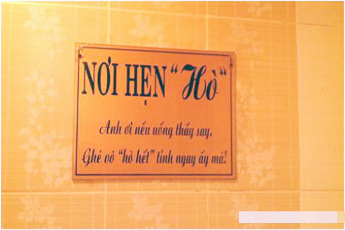 Một tấm biển thông báo hài hước, dí dỏm trong nhà vệ sinh.