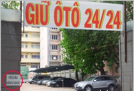 Tấm biển giữ ô tô 24/24 và nội dung tấm biển "yêu cầu xuống xe dắt bộ" khiến bạn phì cười.