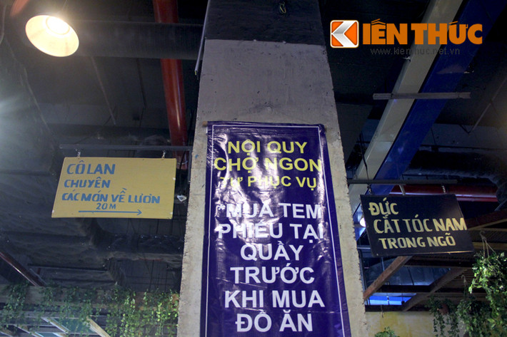Hay những tấm biển quảng cáo... khiến khu làng ẩm thực thêm phong phú, sống động.