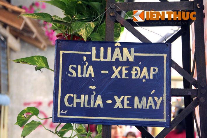Đâu đó, một tấm biển treo sửa chữa xe đạp để trang trí, khiến khu làng thêm thân thuộc.