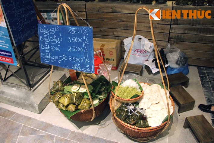 Gánh hàng với ghế đẩu, bánh trái giống chợ quê, hàng quán vỉa hè.