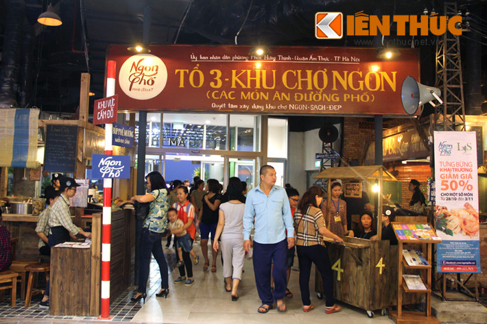 Tầng ba của trung tâm thương mại Aeon Mall Long Biên (đường Cổ Linh, Long Biên, Hà Nội) là khu "Làng ẩm thực" với nhiều cách bài trí gian hàng theo phong cách thời bao cấp, những quán quê, quán vỉa hè giản dị, gần gũi.