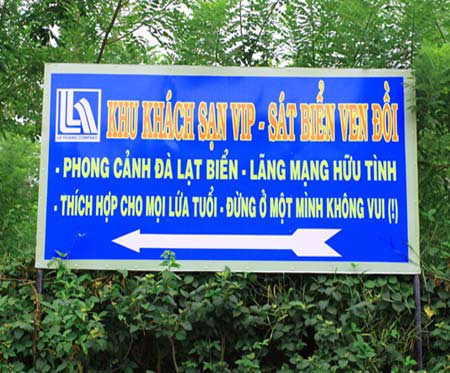 Thậm chí, tấm biển này còn khuyến cáo khách hàng thuê phòng khách sạn Vip không nên ở một mình... mất vui.