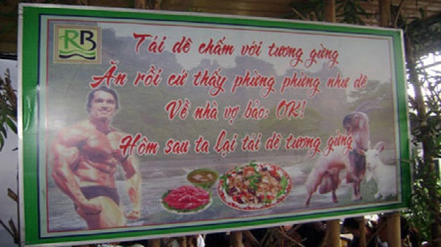 Biển quảng cáo hài hước, dí dỏm về món tái dê của nhà hàng.
