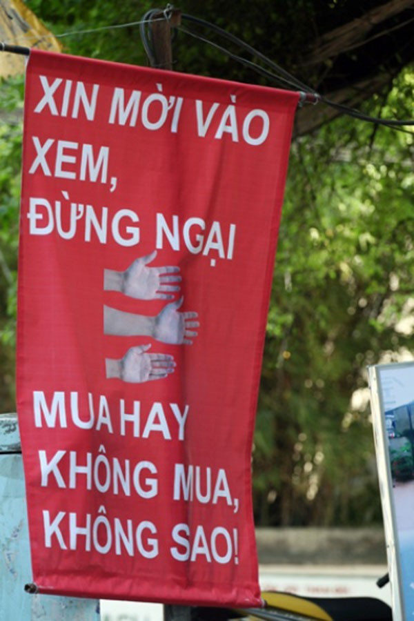 Một tấm biển hài hước, mang đậm tính "động viên" khách hàng.
