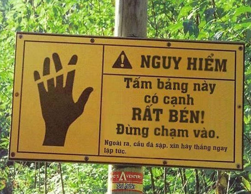 Thông tin quan trọng là "cầu đã sập" lại được viết cực nhỏ ở cuối biển báo.